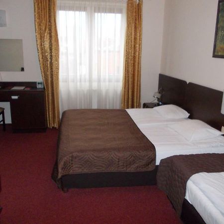 Hotel Pinocy Ledziny Ngoại thất bức ảnh