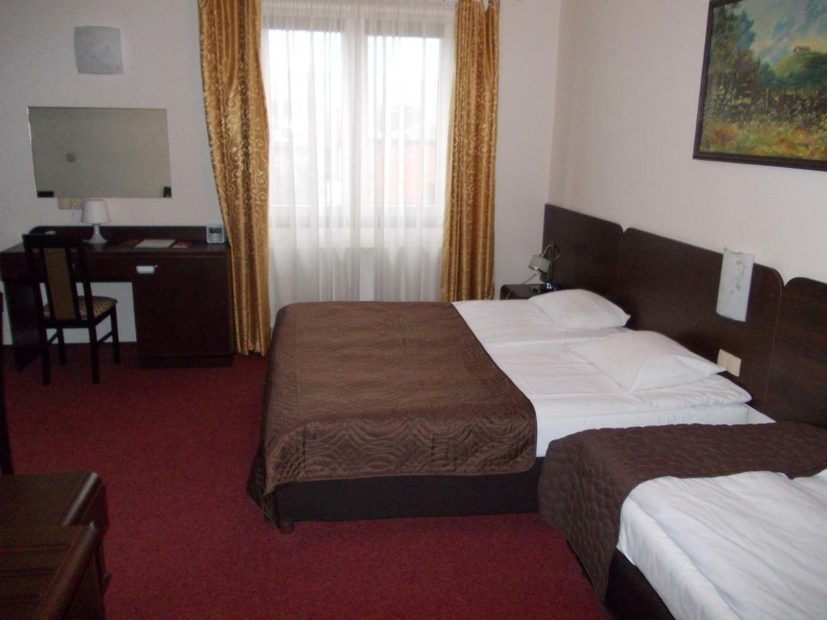 Hotel Pinocy Ledziny Ngoại thất bức ảnh
