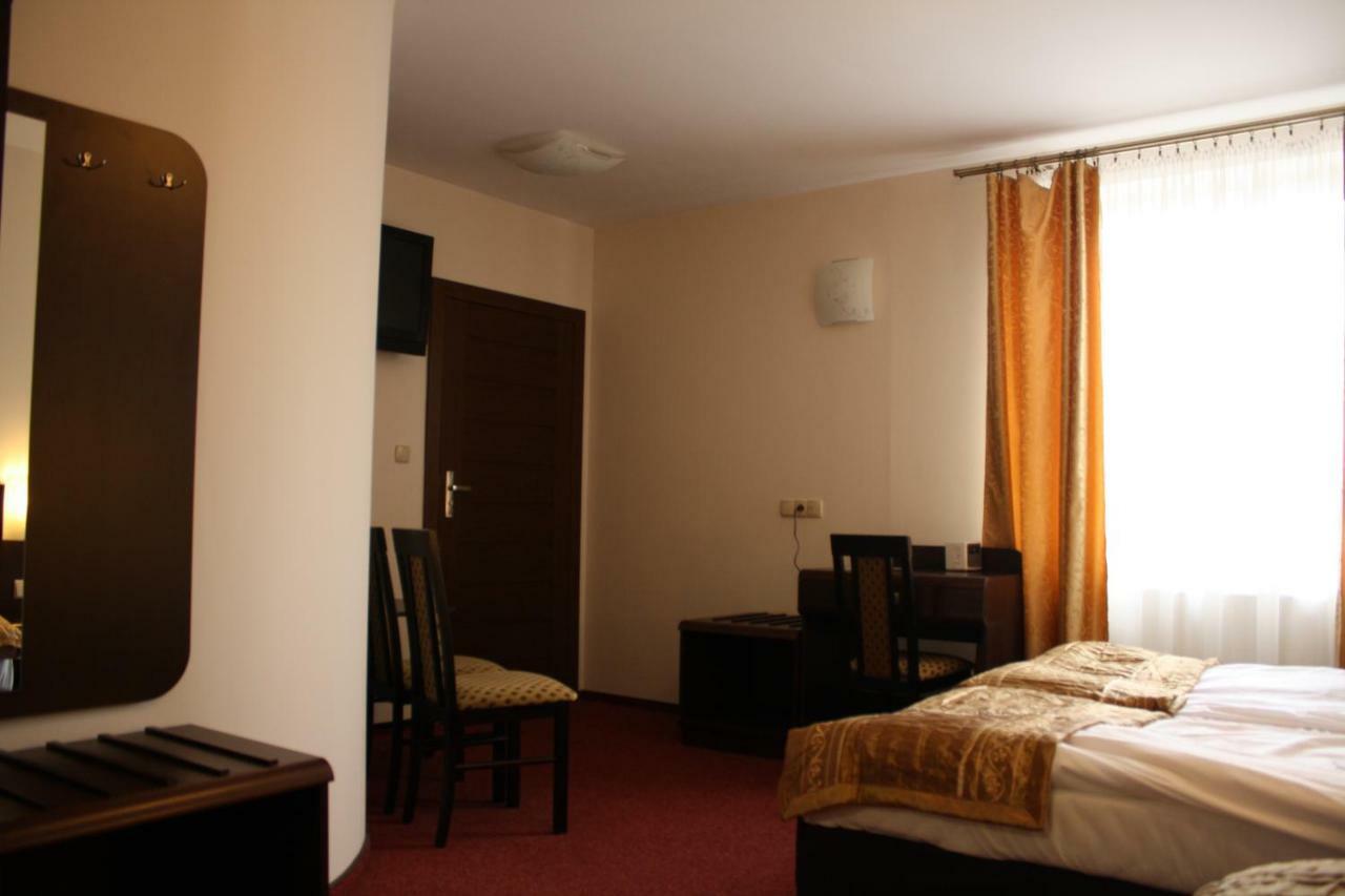 Hotel Pinocy Ledziny Ngoại thất bức ảnh