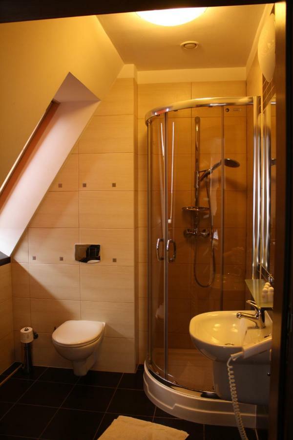 Hotel Pinocy Ledziny Ngoại thất bức ảnh