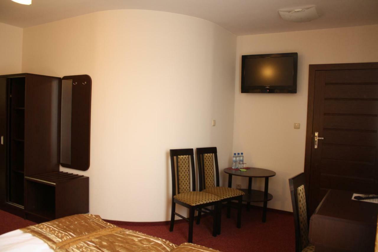 Hotel Pinocy Ledziny Ngoại thất bức ảnh