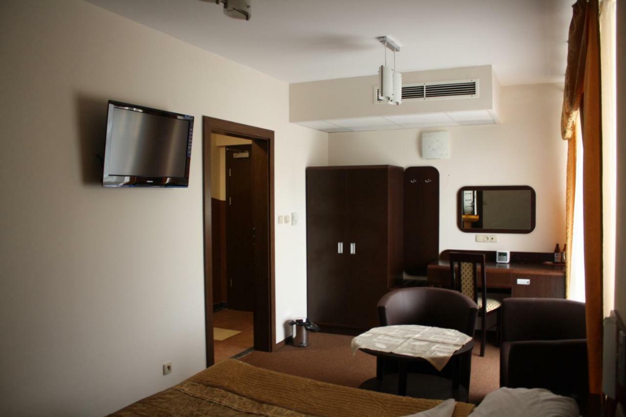 Hotel Pinocy Ledziny Ngoại thất bức ảnh