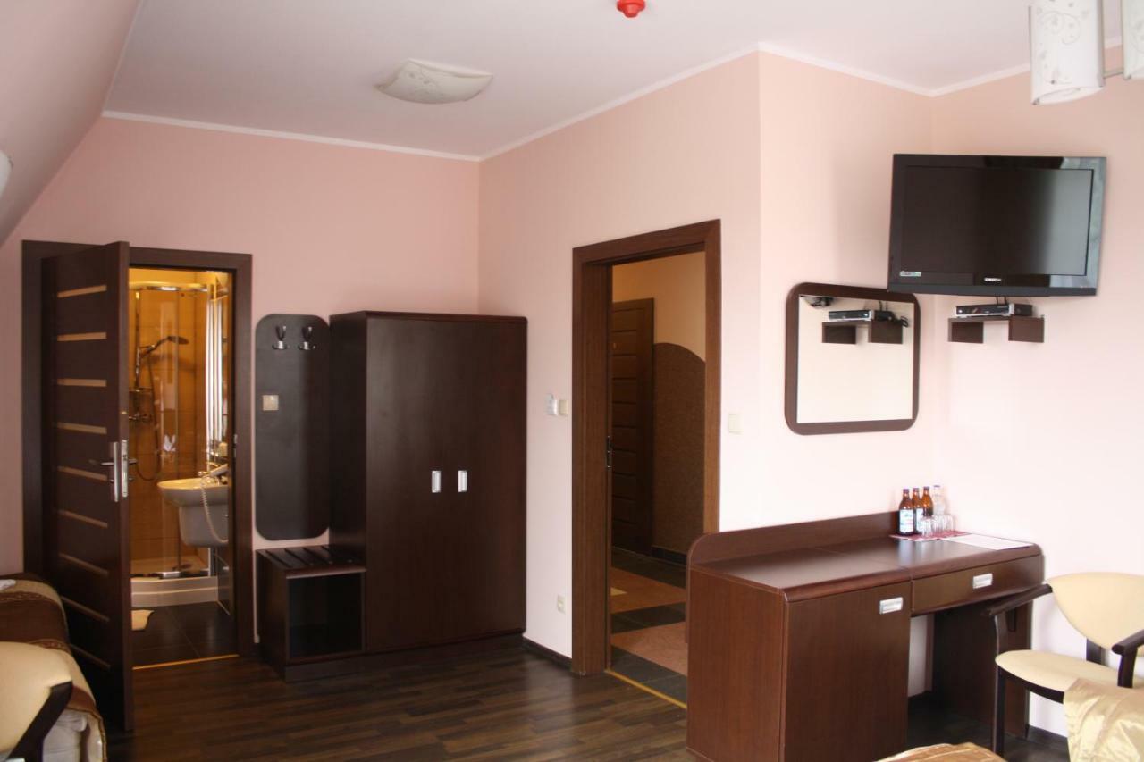 Hotel Pinocy Ledziny Ngoại thất bức ảnh