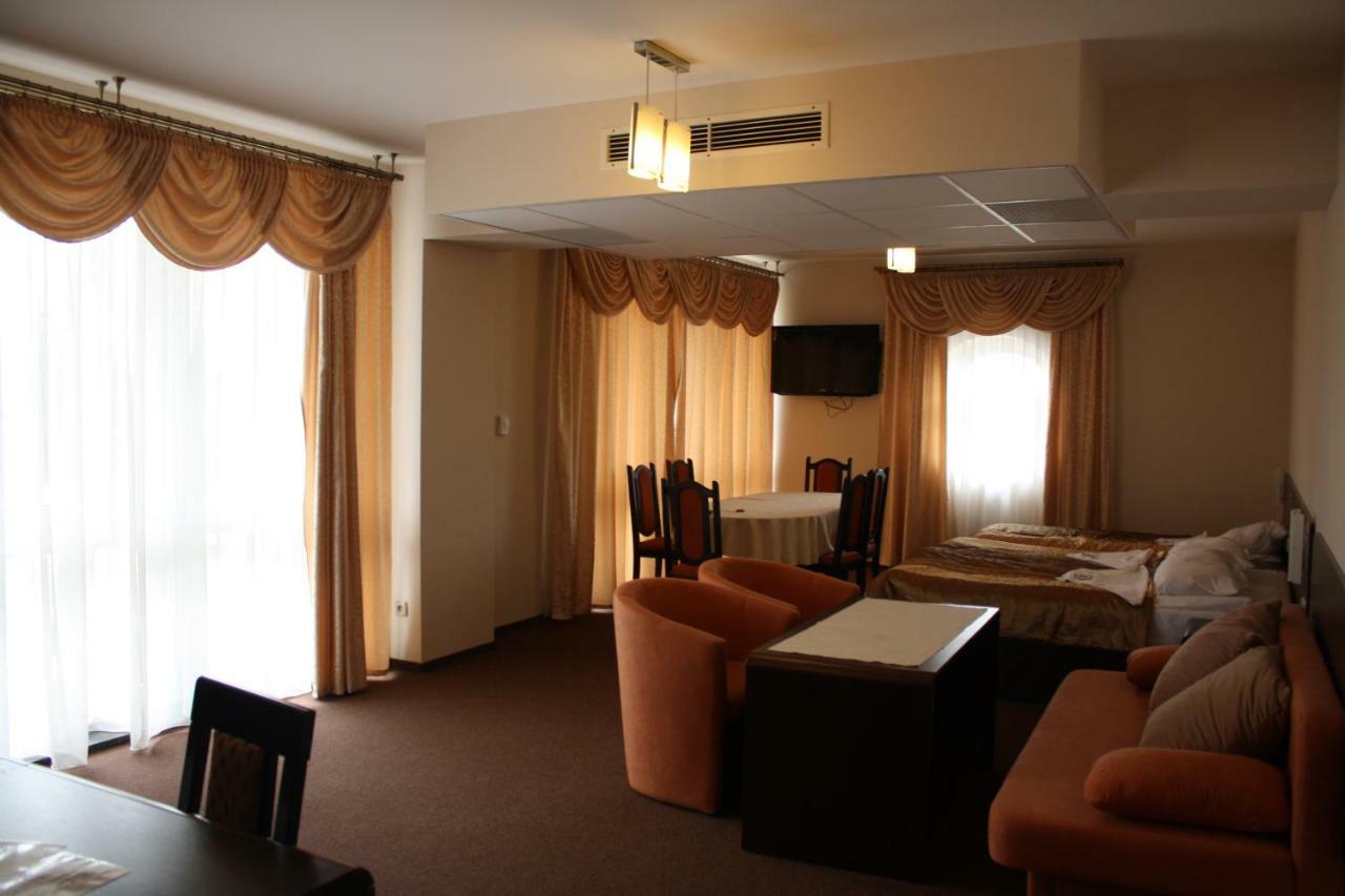 Hotel Pinocy Ledziny Ngoại thất bức ảnh