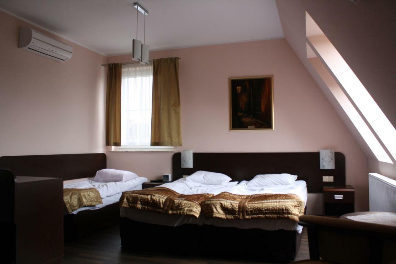 Hotel Pinocy Ledziny Ngoại thất bức ảnh