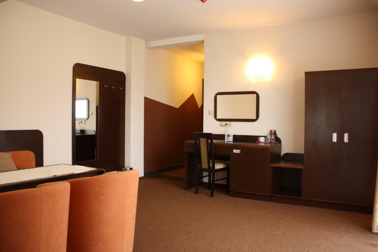 Hotel Pinocy Ledziny Ngoại thất bức ảnh