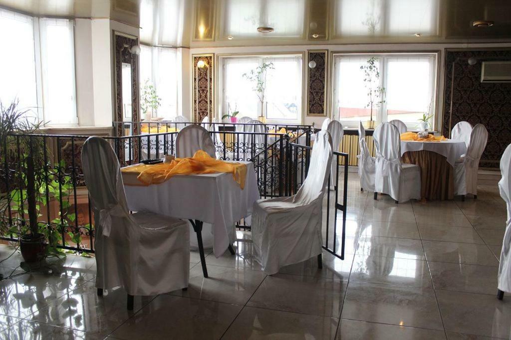 Hotel Pinocy Ledziny Ngoại thất bức ảnh